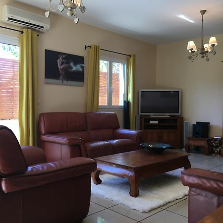House With 5 Rooms In Etang Sale, With Wonderful Mountain View, Enclos Exteriör bild