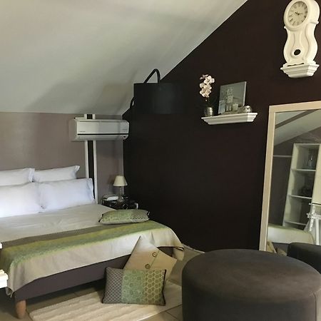 House With 5 Rooms In Etang Sale, With Wonderful Mountain View, Enclos Exteriör bild