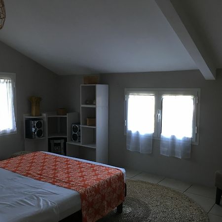 House With 5 Rooms In Etang Sale, With Wonderful Mountain View, Enclos Exteriör bild