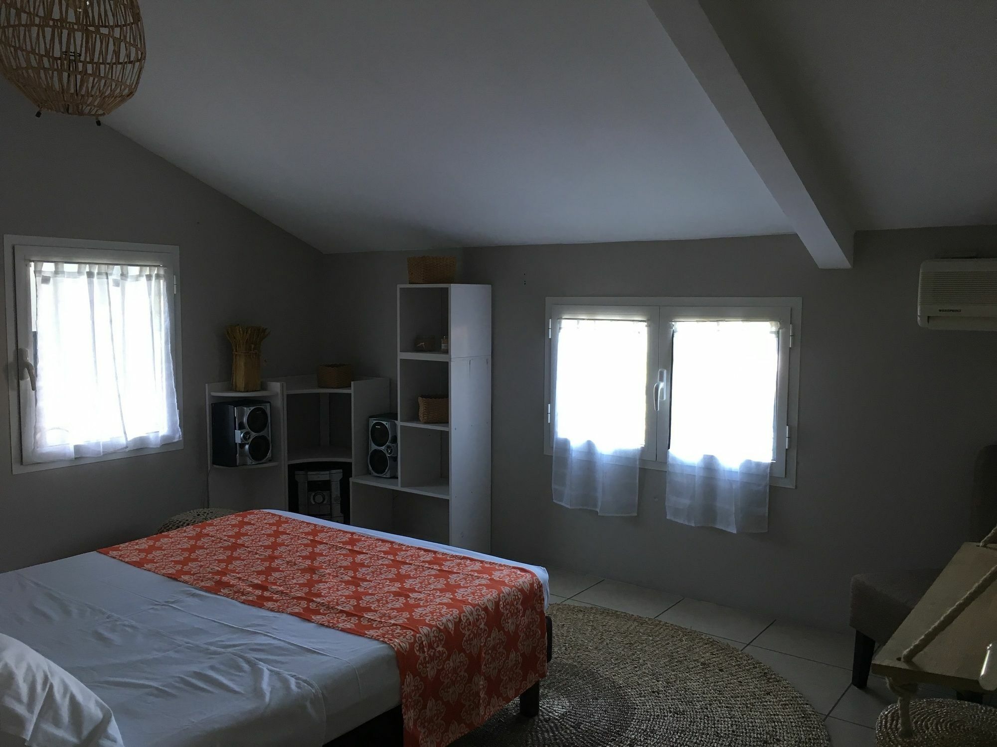 House With 5 Rooms In Etang Sale, With Wonderful Mountain View, Enclos Exteriör bild