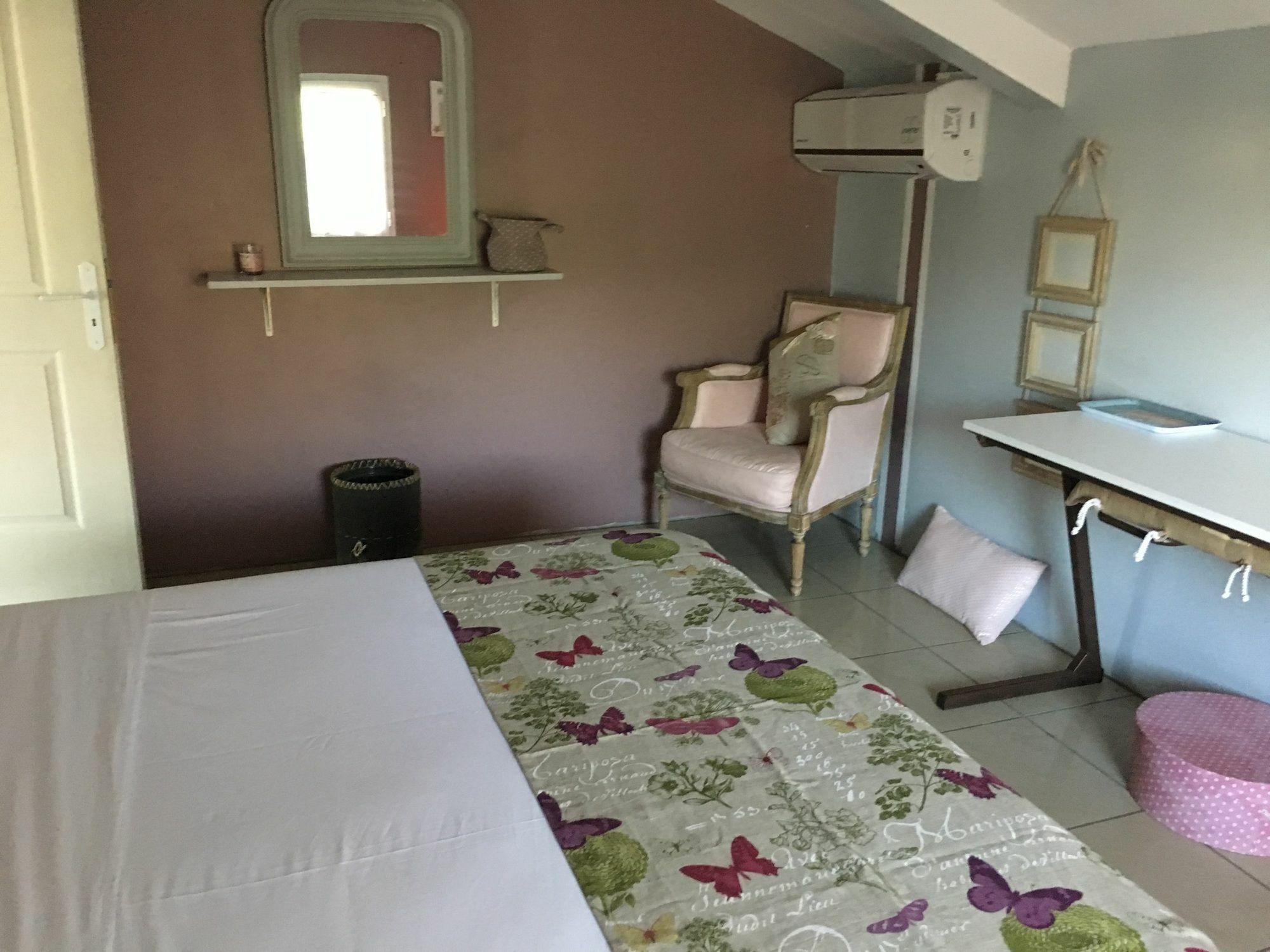 House With 5 Rooms In Etang Sale, With Wonderful Mountain View, Enclos Exteriör bild